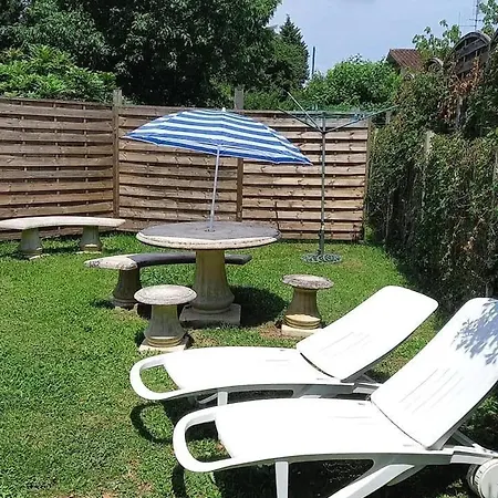 Avec Piscine Partagee A Chalet